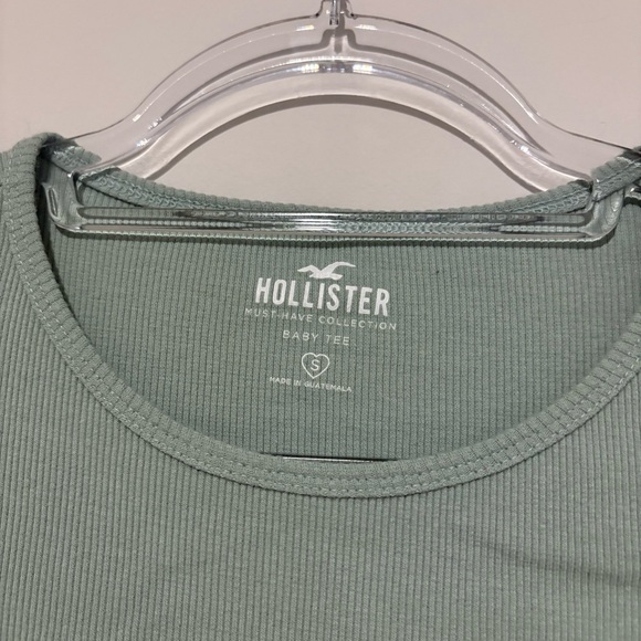 Hollister Sage Green Daisy Embroidered baby lettuce Tee green size small - Picture 2 of 4